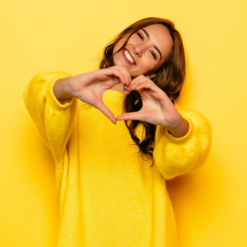 Frau, die ein Herz mit ihren Fingern formt