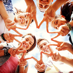 Personen, die mit ihren Fingern einen Stern bilden